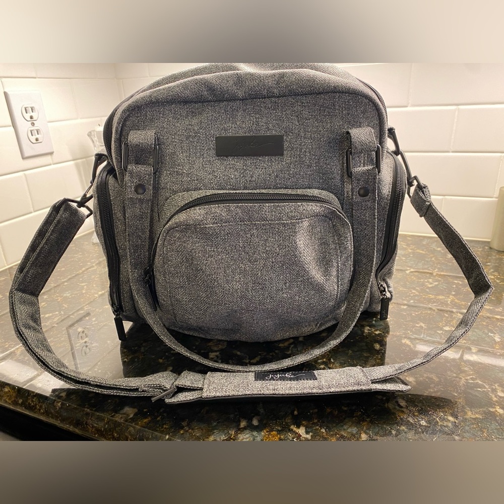 Ju-Ju-Be lightweight gray pump bag, bag fits most standard pumps.
